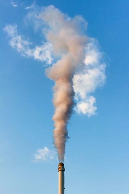 Tubo y humo emitiendo a la atmósfera