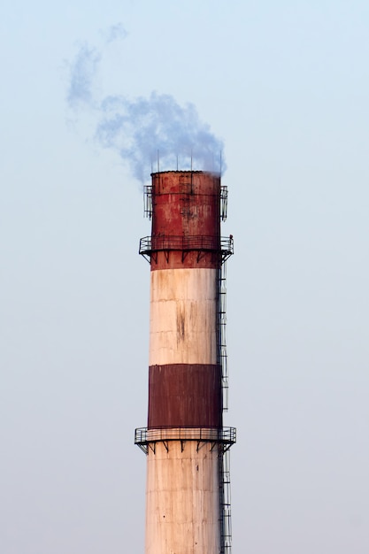 Tubo industrial com fumaça saindo