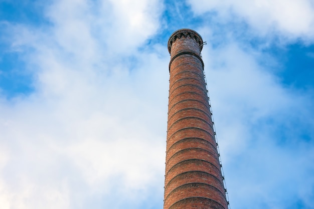 Tubo de ladrillo contra el cielo azul, copia espacio.