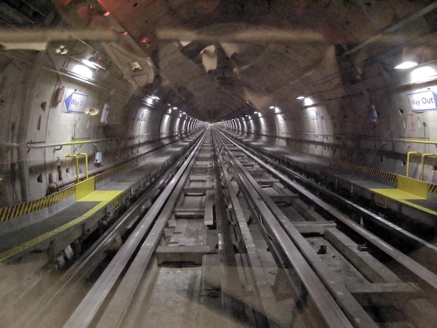 tubo metro subterráneo metro túnel