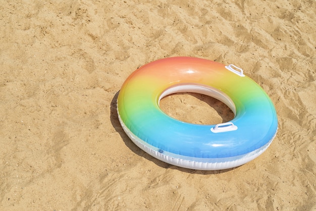 Foto tubo de natación o anillo de goma en la arena