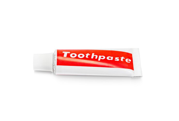 Tubo de pasta de dientes aislado
