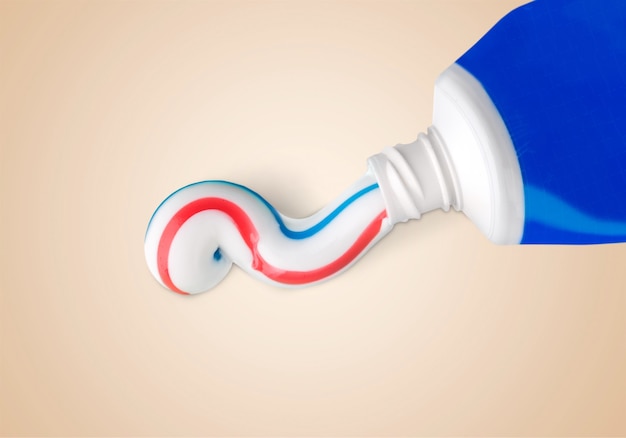 Tubo de pasta de dientes de cerca en el fondo