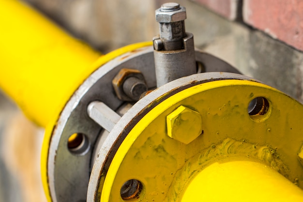 Foto tubo de presión de gas amarillo en reparación