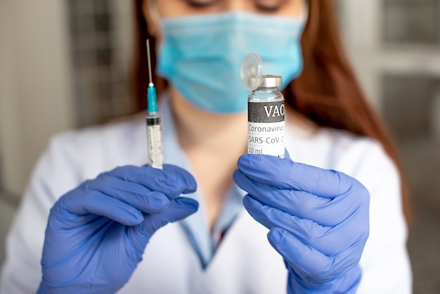 Tubo de sujeción de laboratorio médico con vacuna de coronavirus para el virus COVID 2019-nCoV