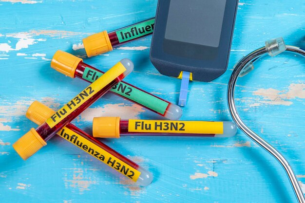 Tubo de vacío para extracción de sangre escrito FLU H3N2 en referencia al tipo de gripe