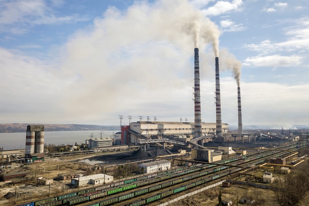 Tubos altos de planta de energía con humo