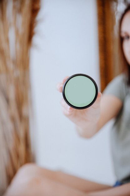 Foto tubos de color con crema cosmética, cuidado de la salud.