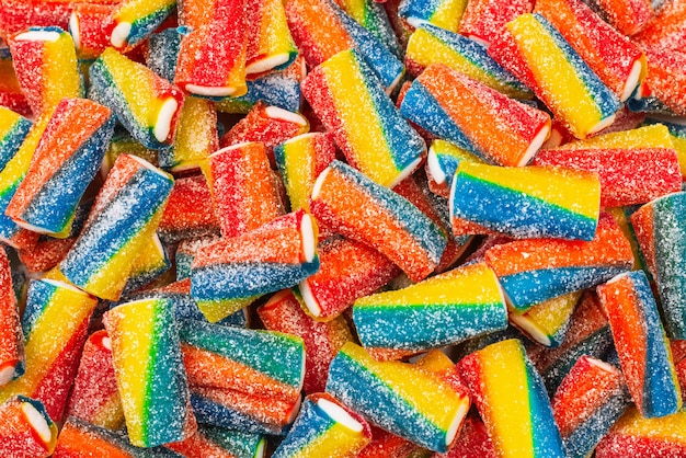 Tubos de colores, caramelos de gelatina.