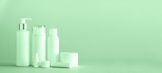 Tubos cosméticos brancos sobre fundo de cor menta da moda com espaço para cópia Conceito de beleza de tratamento corporal para cuidados com a pele Banner