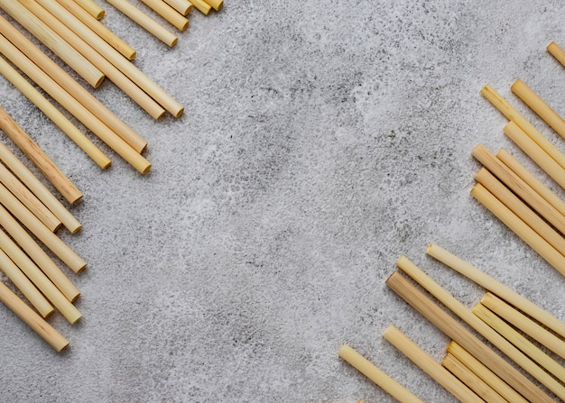 Tubos de bambu para beber o espaço da cópia da vista superior