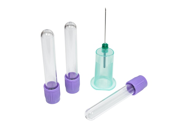 Tubos de ensaio a vácuo para recolha de amostras de sangue e suporte de agulha dicposável sobre fundo branco