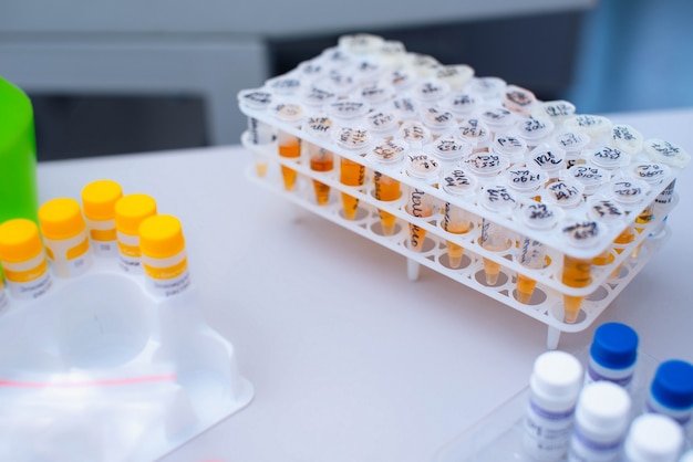 Tubos de ensaio com biomateriais em cima da mesa no laboratório