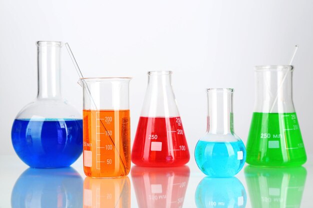 Tubos de ensaio com líquidos coloridos isolados em branco