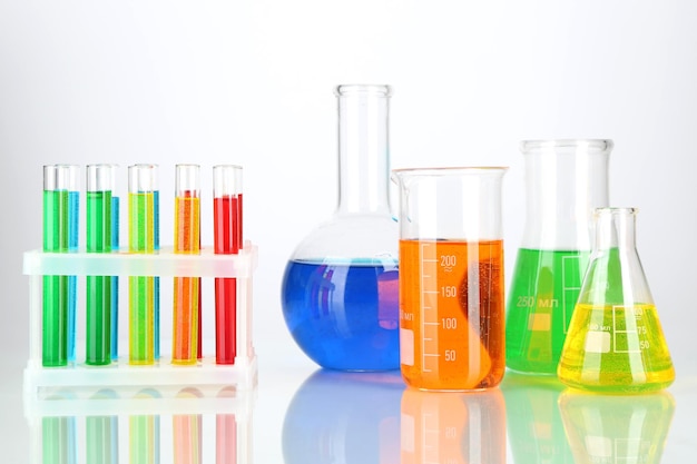 Tubos de ensaio com líquidos coloridos isolados no branco