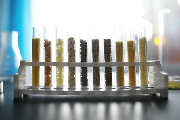 Tubos de ensaio com sementes de plantas selecionadas. pesquisa analisando grãos e sementes agrícolas em laboratório