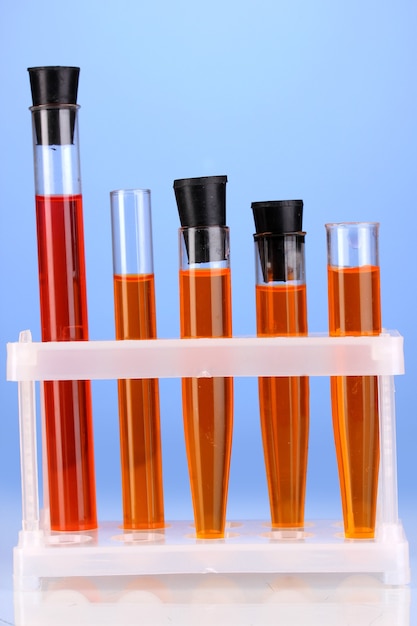 Foto tubos de ensaio com uma solução colorida em azul
