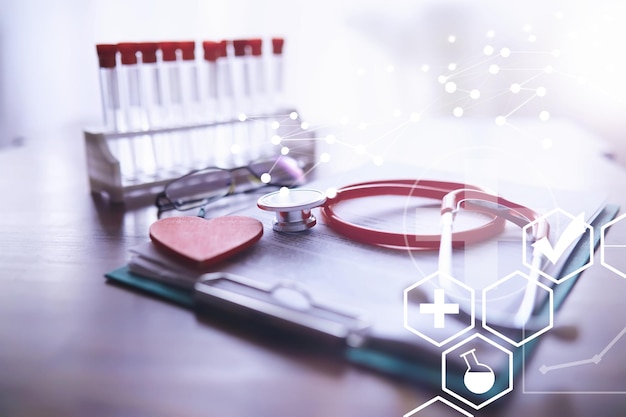 Tubos de ensaio de estetoscópio óculos de prescrição de laptop em cima da mesa Mesa de médicos no consultório da clínica