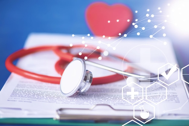 Tubos de ensaio de estetoscópio óculos de prescrição de laptop em cima da mesa Mesa de médicos no consultório da clínica