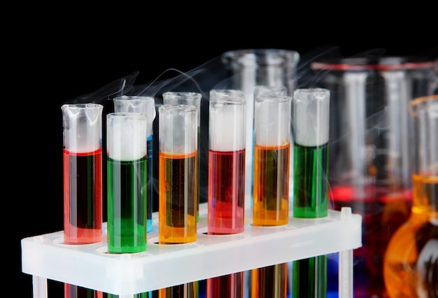 Tubos de ensaio de laboratório em fundo preto