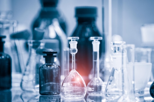 Tubos de ensaio químico de laboratório de vidro com líquido para o conceito de pesquisa farmacêutica e científica médica analítica