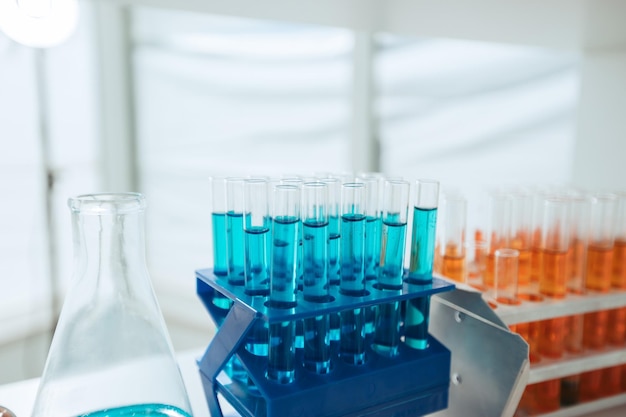 Tubos de ensaio sobre a mesa na foto do laboratório com uma cópia do espaço