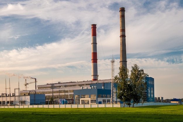 Tubos de uma planta de empresa química Conceito de poluição do ar Paisagem industrial poluição ambiental resíduos de usina termelétrica