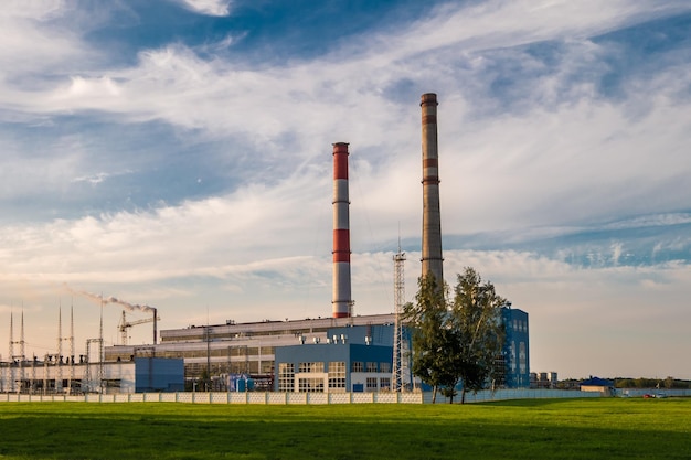 Tubos de uma planta de empresa química conceito de poluição do ar paisagem industrial poluição ambiental resíduos de usina termelétrica