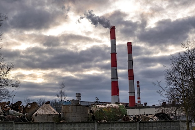 Tubos de uma planta de empresa química Conceito de poluição do ar Paisagem industrial poluição ambiental resíduos de usina termelétrica