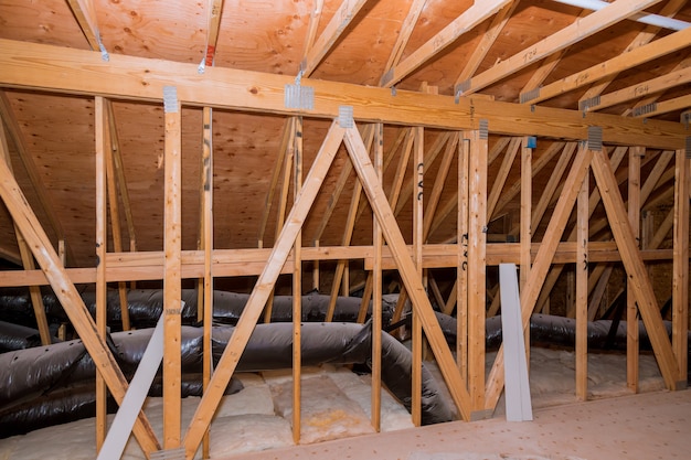 Tubos de ventilação de ar em material de isolamento prateado no sótão