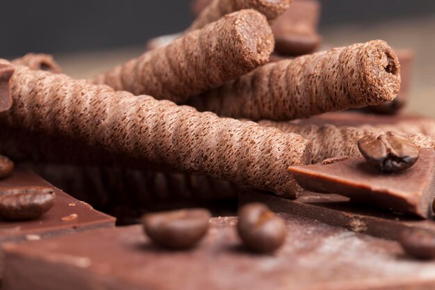 Tubos de waffle de chocolate com recheio de chocolate