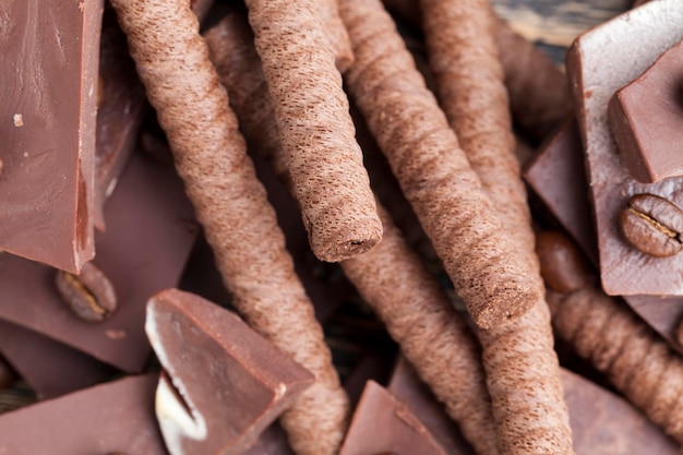 Tubos de waffle de chocolate com recheio de chocolate