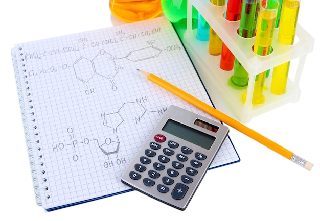 Tubos de ensayo con líquidos coloridos y fórmulas aisladas en blanco