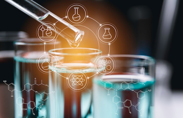 Foto tubos de ensayo químicos de laboratorio de vidrio con líquido para investigación analítica, médica, farmacéutica y científica.