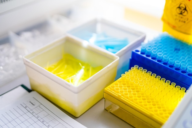 Tubos de ensayo Recipientes vacíos para experimentos químicos en un laboratorio de investigación científica Colores azul y amarillo