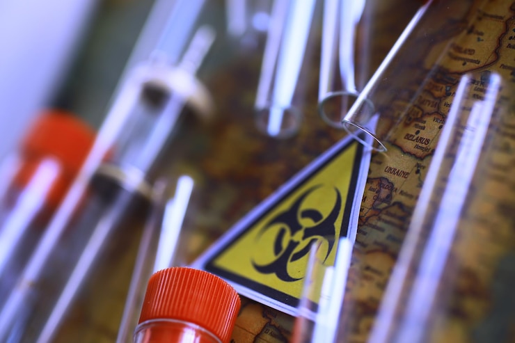 Foto tubos de ensayo y riesgo biológico de bandera ucraniana asistencia a ucrania en biolaboratorios laboratorios biológicos occidentales en ucrania