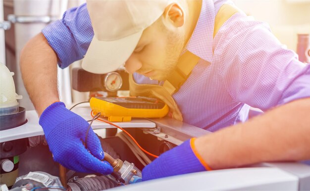 Foto tubos de fijación de fontanero profesional guapo. servicio de reparación de fontanería.