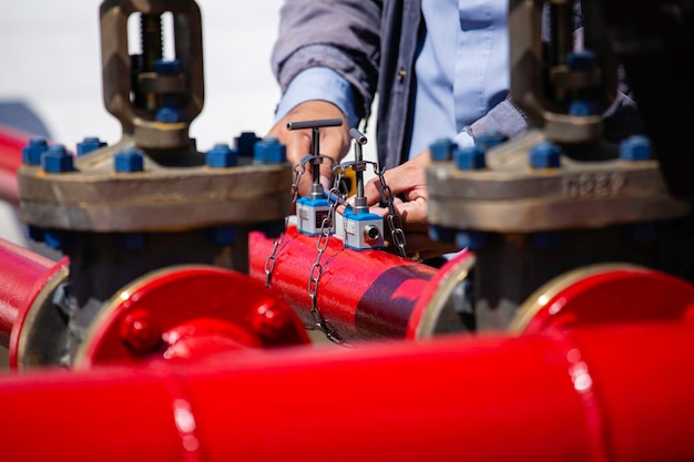 Los tubos hidrantes de agua contra incendios de flujo ultrasónico de prueba de trabajador masculino están instalados dispositivos de prueba de caudal