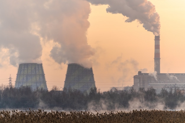 Tubos con humo pesado en la ciudad industrial en invierno, Chelyabinsk, Rusia