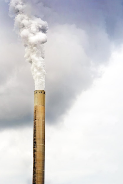 Tubos industriais com ecologia de fumaça Fumaça industrial da chaminé