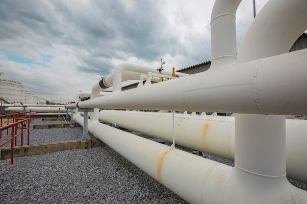 Tubos largos de acero y codo de tubo en la fábrica de petróleo de la estación durante la refinería Industria petroquímica