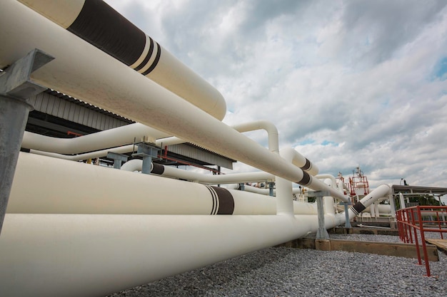 Tubos largos de acero y codo de tubo en la fábrica de petróleo de la estación durante la refinería Industria petroquímica