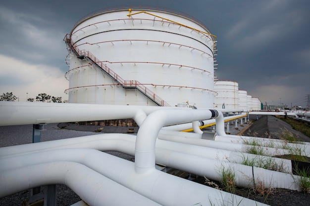 Tubos largos de acero y codo de tubo en la fábrica de petróleo de la estación durante la refinería Industria petroquímica