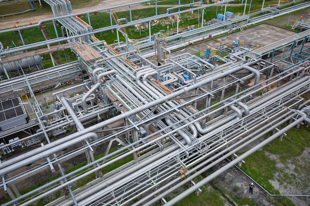 Tubos largos de acero de vista superior y codo de tubo en la fábrica de petróleo de la estación durante la industria petroquímica de refinería