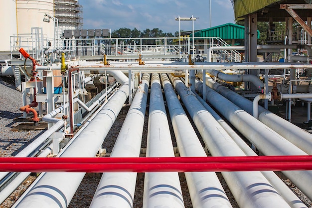 Tubos longos de aço e cotovelo de tubo na fábrica de óleo do tanque da estação durante a refinaria Indústria petroquímica na destilaria do local de gás