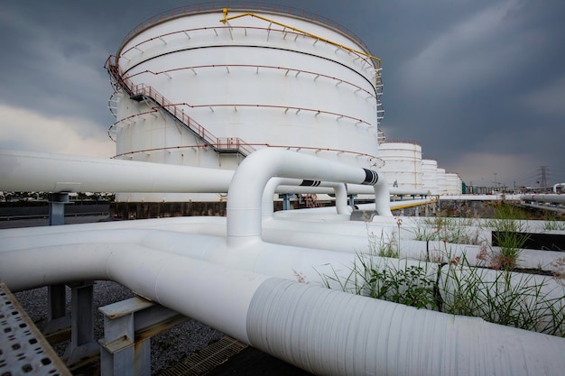 Tubos longos de aço e cotovelo de tubo na fábrica de petróleo da estação durante a indústria petroquímica da refinaria