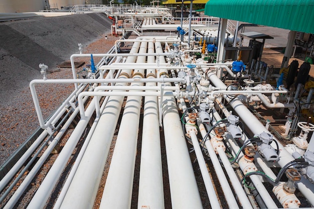 Tubos longos de aço e cotovelo de tubo na fábrica de petróleo da estação durante a indústria petroquímica da refinaria