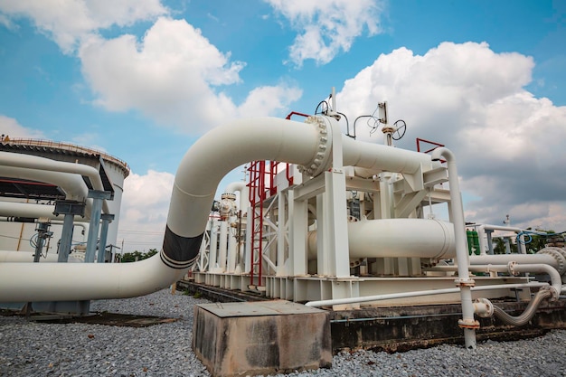 Tubos longos de aço e cotovelo de tubo na fábrica de petróleo da estação durante a indústria petroquímica da refinaria