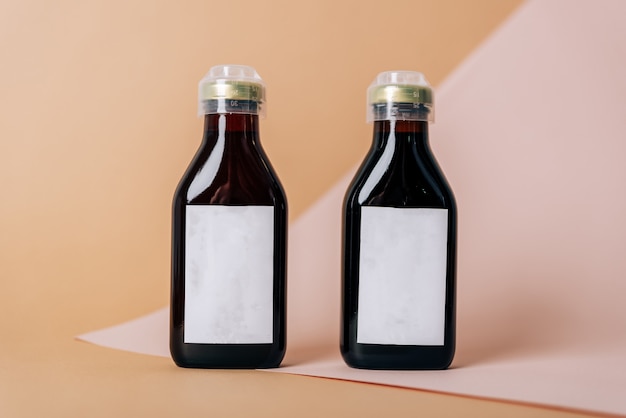 Tubos negros con crema cosmética, cuidado de la salud.