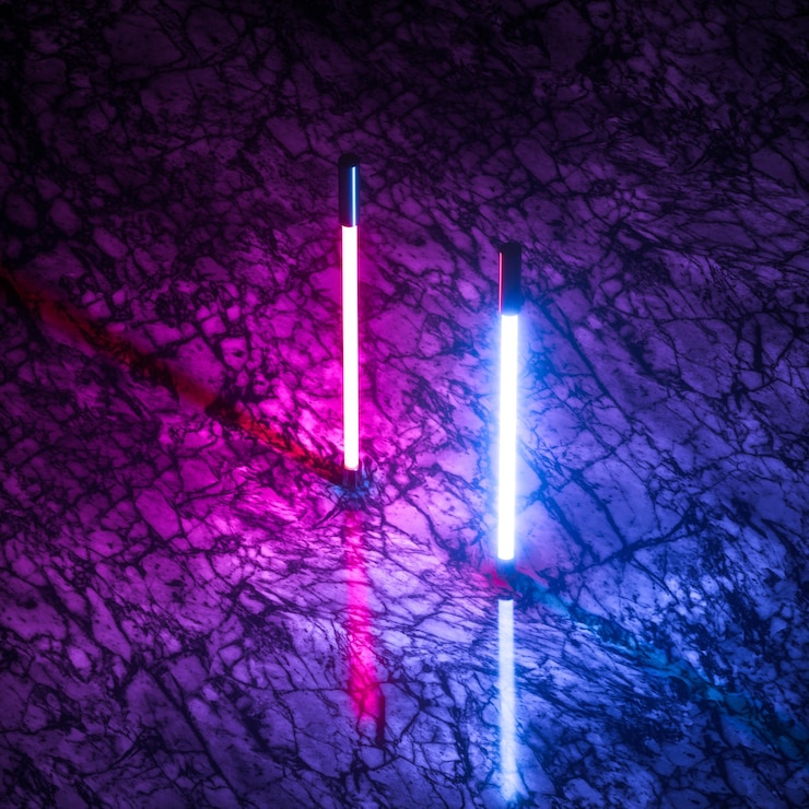 Foto tubos de neón brillantes y renderizado 3d de fondo de mármol